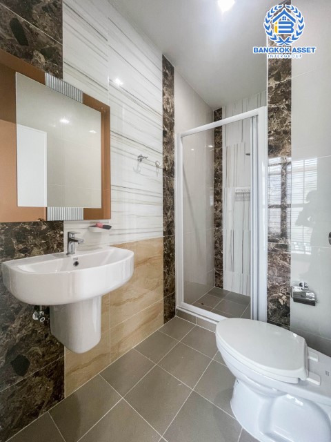 *****ทาวน์โฮมมือสองกรุงเทพมหานคร ม.โกลเด้นซิตี้ สาทร เนื้อที่มากถึง 20.6 ตร.ว. ฟังก์ชันจัดเต็ม 4 ห้องนอน 4 ห้องน้ำ 2 ที่จอดรถ บ้านตกแต่งใหม่ พร้อมอยู่ แถมฟรี! 3 เครื่องปรับอากาศ ทำเลดี  5 นาทีถึงรถไฟฟ้าสายสีเขียว "สถานีวุฒากาศ" ห้ามพลาด!